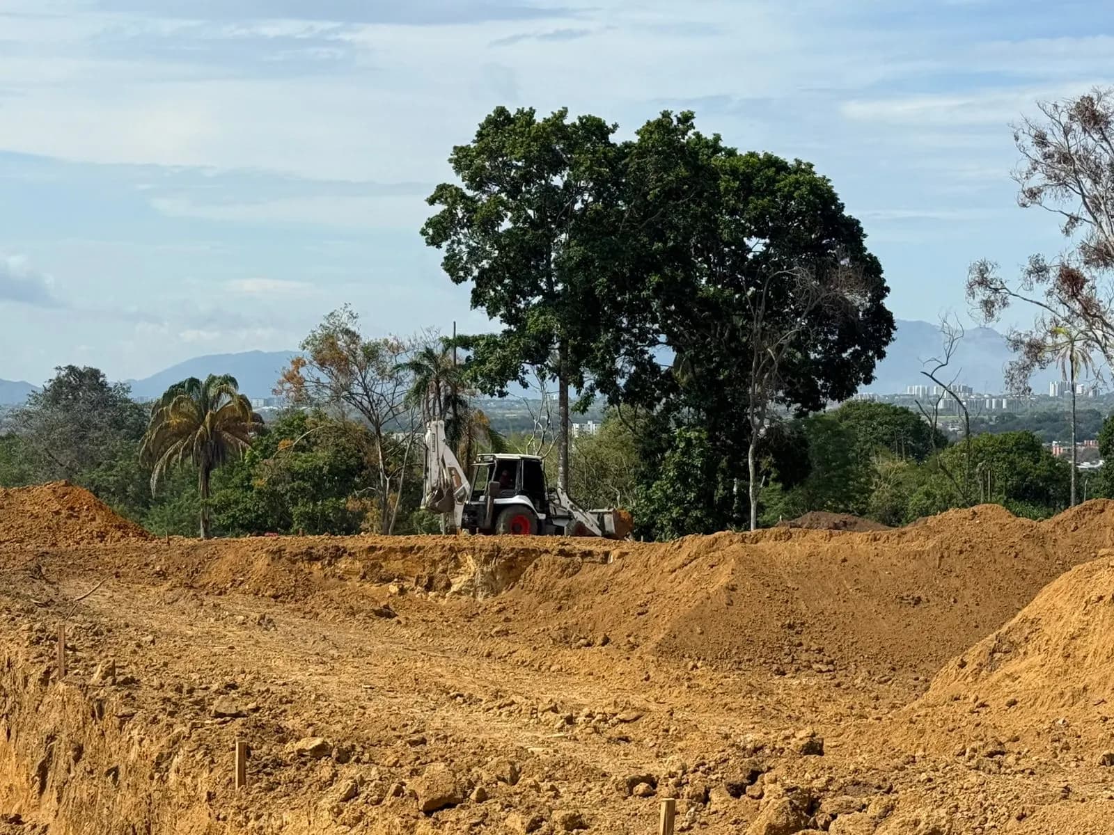 Retroexcavadora en obra