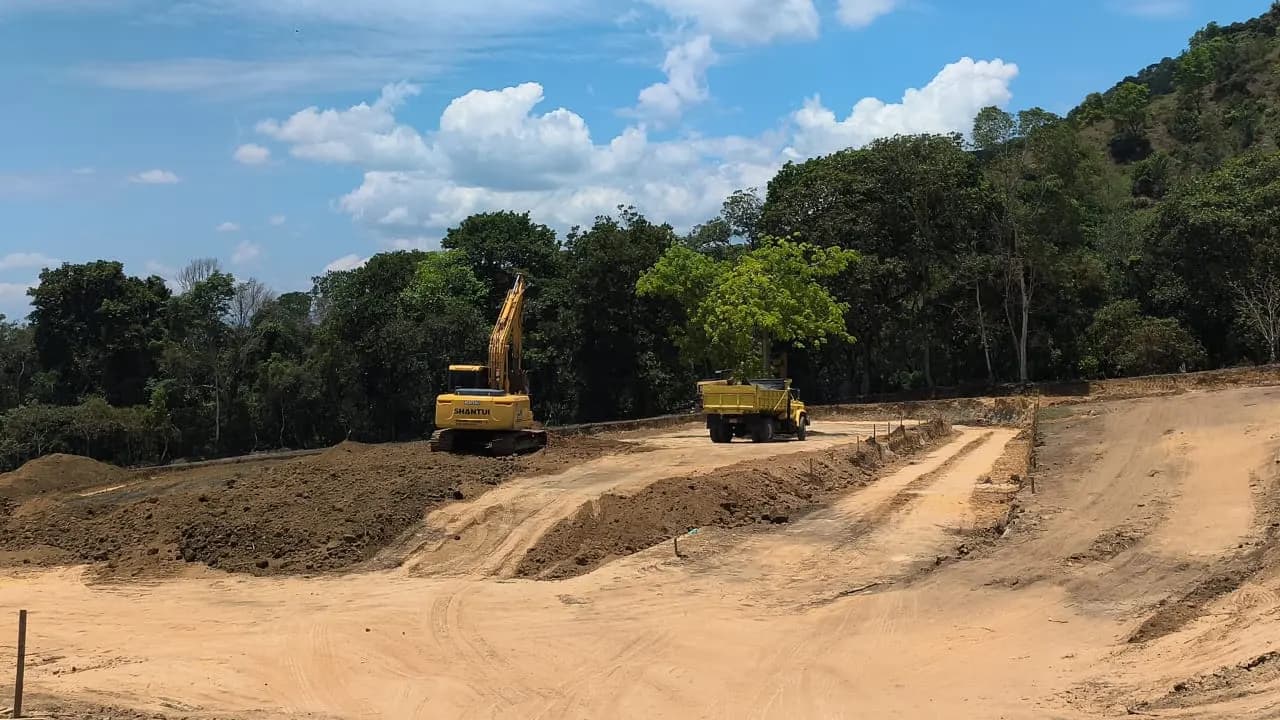Excavadora y volqueta