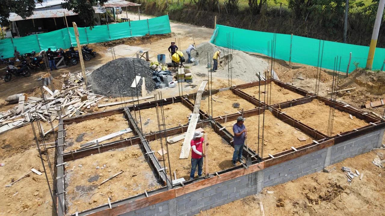 Formaleta y refuerzo de las primeras zapatas y vigas de cimentación.