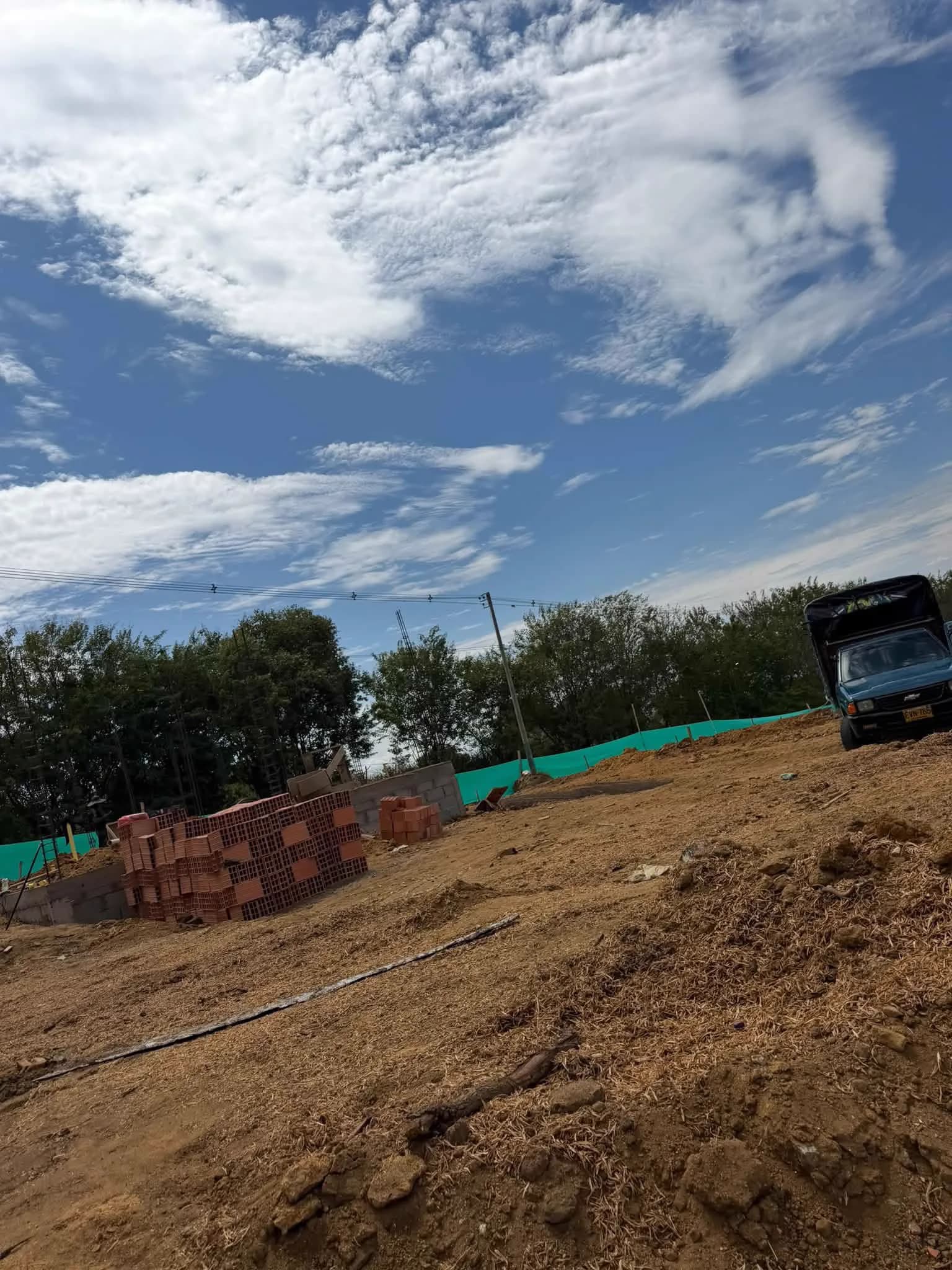 Acopio de bloque de arcilla para continuar los muros de contención.
